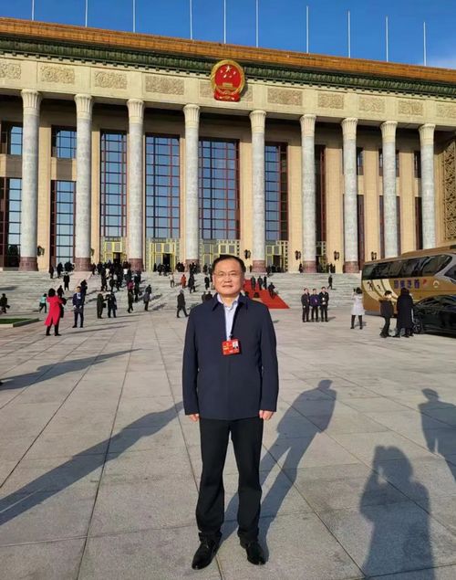 全国政协委员,山东华信工贸集团 山东外国语职业技术大学董事长拜文汇启程赴京